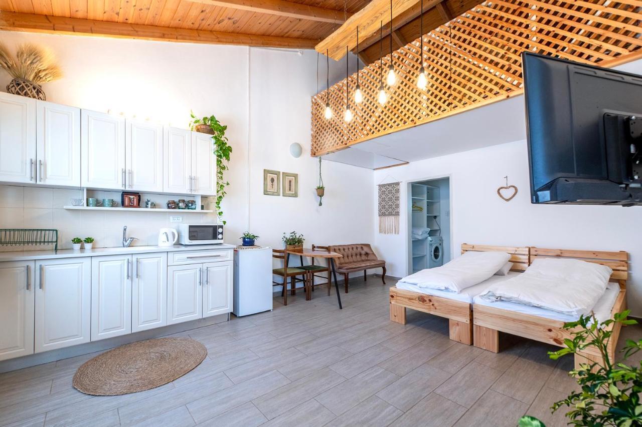 רז אירוח ברמה Villa Qaşrīn Exteriör bild