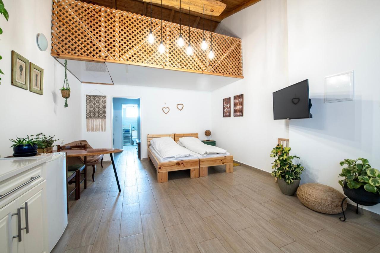 רז אירוח ברמה Villa Qaşrīn Exteriör bild